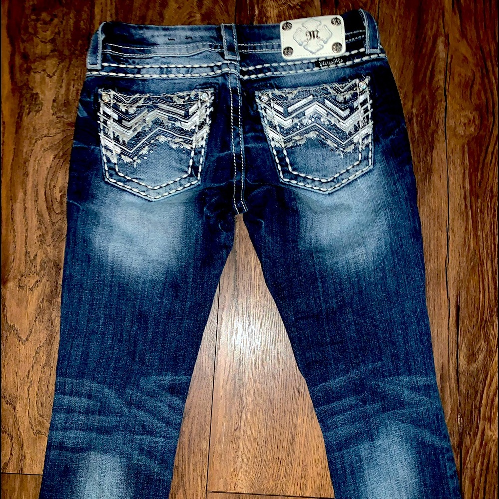 Women’s size 26 Miss Me Bling Signature Cropped Capri Jeans. Like New.